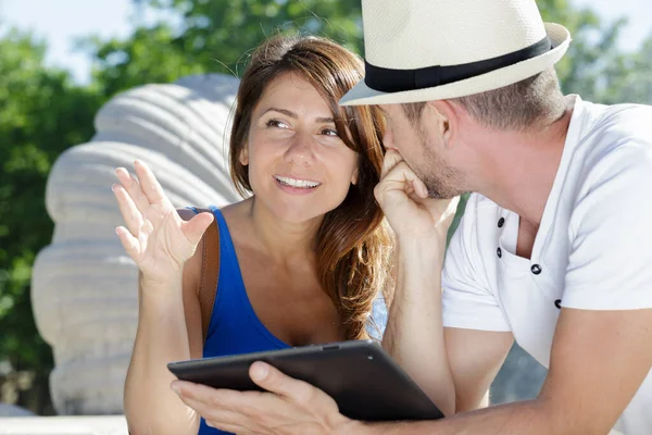 Casal Feliz Com Computador Tablet Livre — Fotografia de Stock