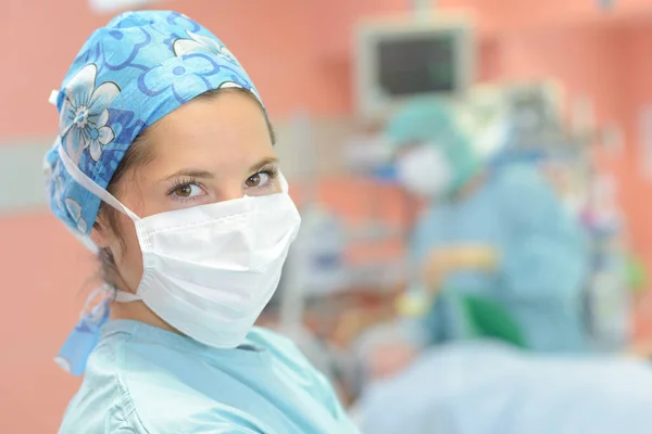 Close Cirurgião Mulher Olhando Para Câmera — Fotografia de Stock