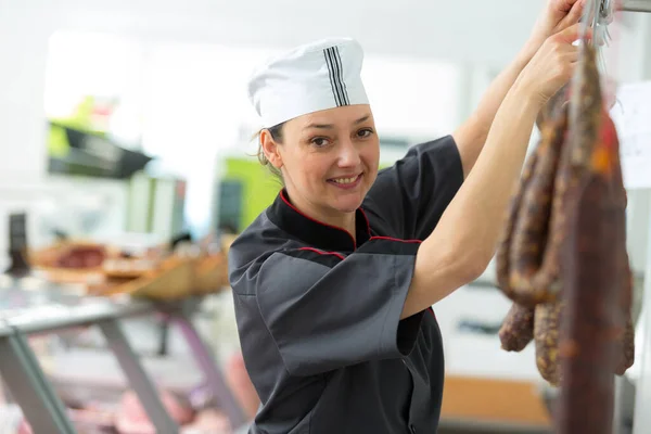 Carniceiro Feminino Processamento Salsichas Fábrica Carne — Fotografia de Stock
