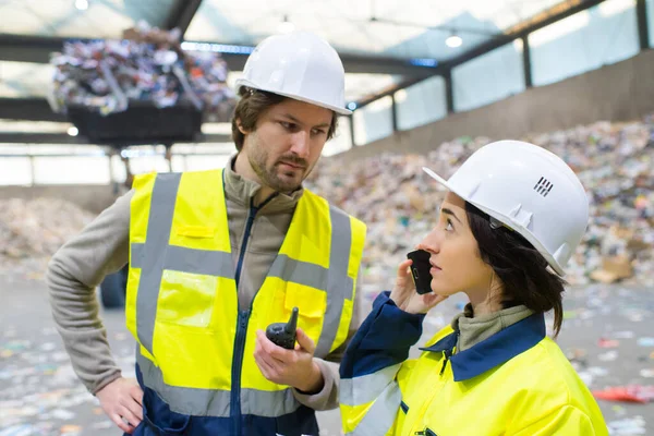 Manager Und Arbeiter Gespräch Recyclinganlage — Stockfoto