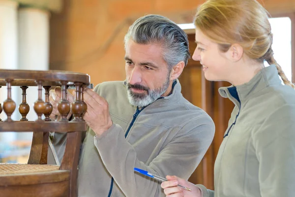 Koppel Controleren Oude Meubels — Stockfoto