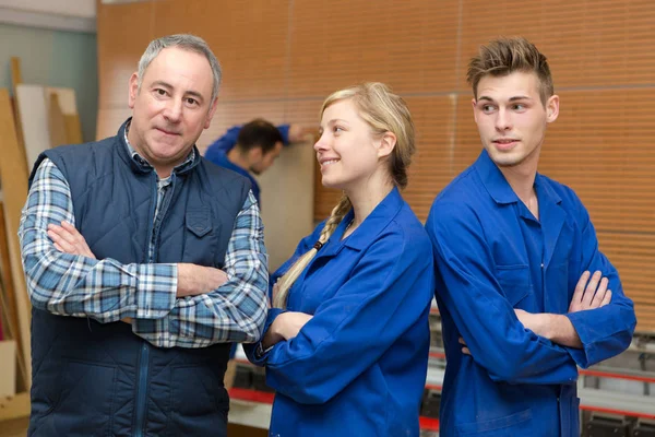 Apprendista Lavorazione Del Legno Industriale Posa — Foto Stock