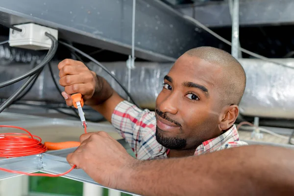 Elettricista Sta Lavorando Soffitto — Foto Stock