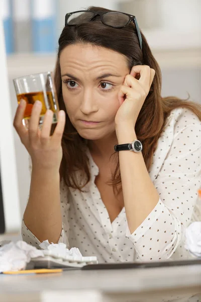 Traurige Frau Trinkt Alkohol Bei Der Arbeit — Stockfoto