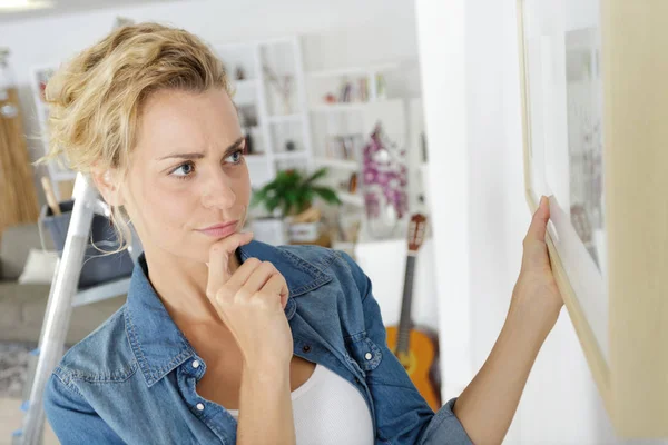 Una Donna Che Guarda Una Cornice — Foto Stock