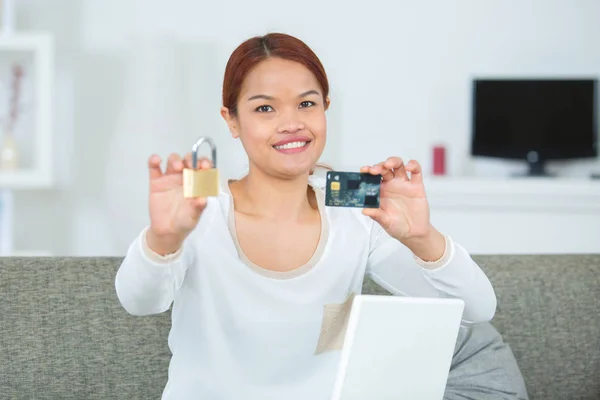 Vrouw Met Hangslot Creditcard — Stockfoto