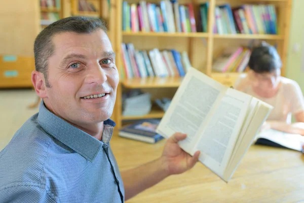 Portrait Homme Mûr Tenant Livre Dans Une Bibliothèque — Photo