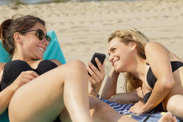 Duas Mulheres Conversando Praia — Fotografia de Stock