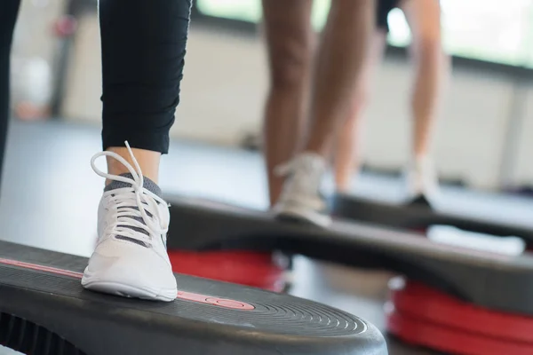 Fechar Pés Degrau Durante Aula Exercício — Fotografia de Stock