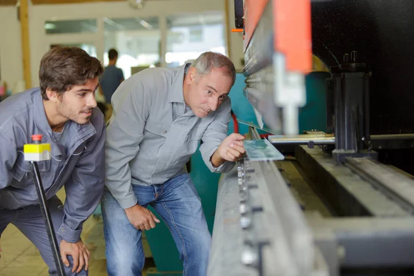 Équipe Travailleurs Dans Usine Discutant Devant Machine — Photo