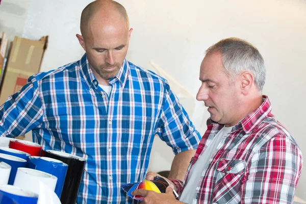 Man Met Een Kleurenpalet — Stockfoto