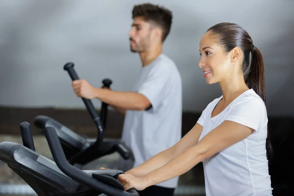 Aantrekkelijke Man Vrouw Met Fitnesstoestellen Sportschool — Stockfoto