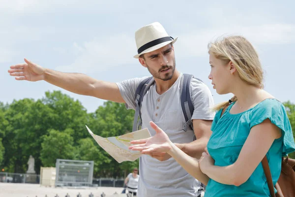 Joven Pareja Teniendo Discusión Sobre Dirección —  Fotos de Stock