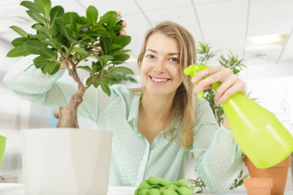 Žena Postřikuje Rostliny — Stock fotografie