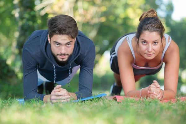 Jovem Casal Saudável Exercitando Parque — Fotografia de Stock