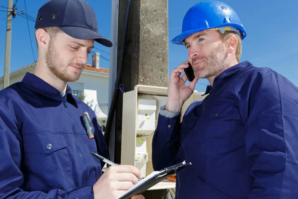 Trabajadores Junto Torre Línea Transmisión — Foto de Stock