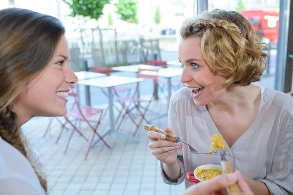 Two Girls Talking Smiling Lunch Break — Stock Photo, Image
