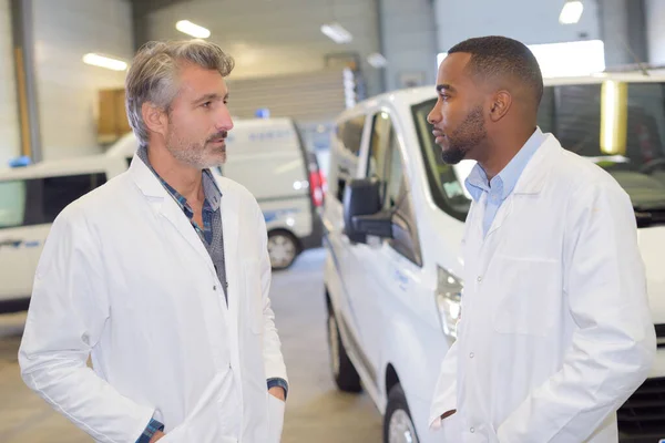 Krankenschwester Und Arzt Unterhalten Sich Auf Dem Krankenwagen Parkplatz — Stockfoto