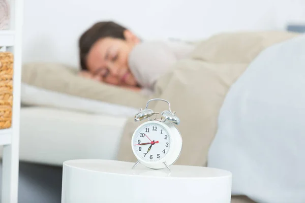 Mulher Morena Atraente Dormindo Com Despertador — Fotografia de Stock