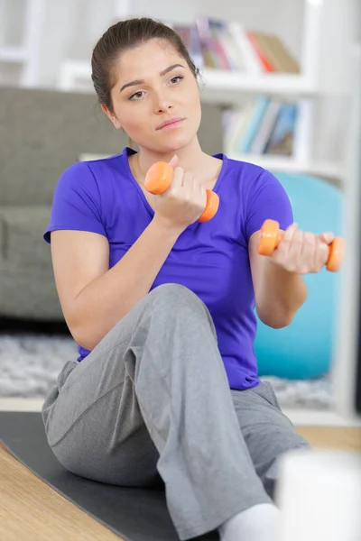 Uma Mulher Exercitando Com Halteres — Fotografia de Stock