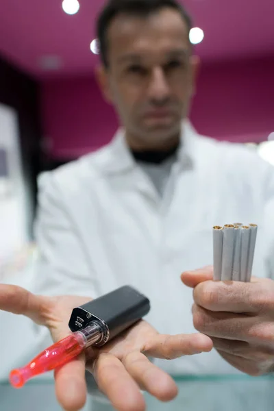 Médico Está Comparando Cigarrillos Vaporizador Electrónico — Foto de Stock