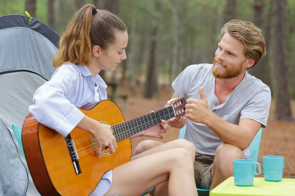 Romantyczne Miasto Data Para Gitara Muzyka Koncepcja — Zdjęcie stockowe