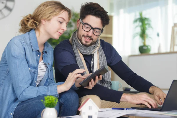 Jong Koppel Berekening Gezinsbudget — Stockfoto