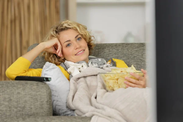 Bir Kase Patates Cipsiyle Televizyon Izleyen Bir Kadın — Stok fotoğraf