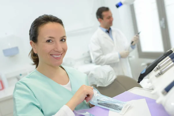 Joven Mujer Dentista Asistente Sonriendo Mirando Cámara —  Fotos de Stock