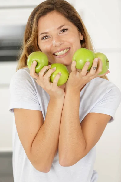 Mujer Mostrando Verde Manzana —  Fotos de Stock