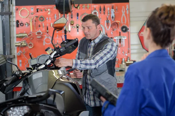 Uomo Donna Che Lavorano Moto Officina — Foto Stock