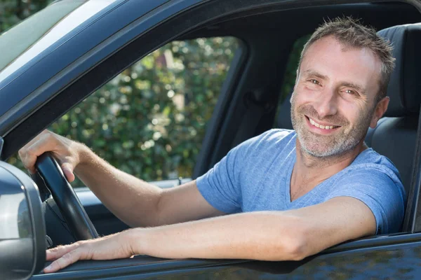 Ευτυχισμένος Άνθρωπος Στο Αυτοκίνητο Χαμογελώντας — Φωτογραφία Αρχείου