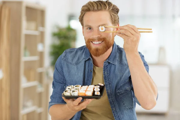 Hombre Divirtiéndose Con Sushi — Foto de Stock