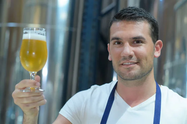 Cervejeiro Bonito Uniforme Verificando Qualidade Cerveja — Fotografia de Stock