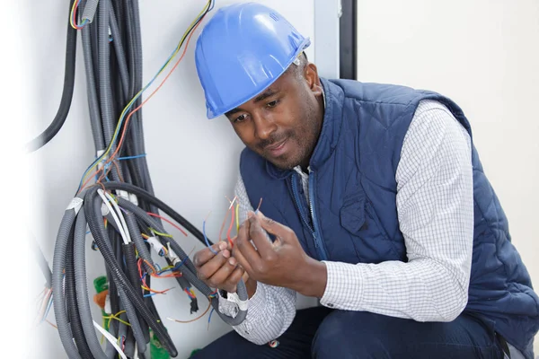 Eletricista Verificando Nível Tensão Cabos Tomada Parede — Fotografia de Stock