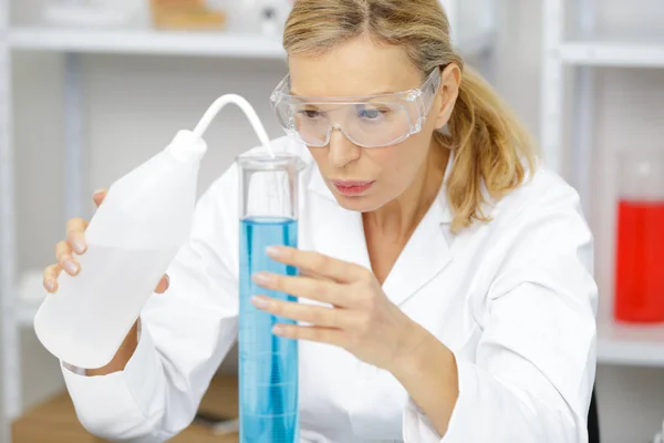 Mature Woman Physician Working Liquids Lab — Stock Photo, Image