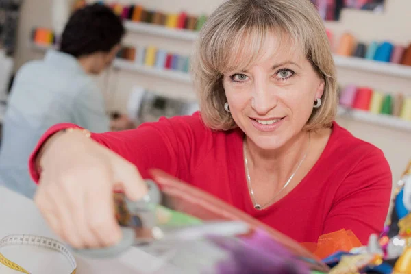 Estudiantes Maduros Estudiando Moda Diseño —  Fotos de Stock