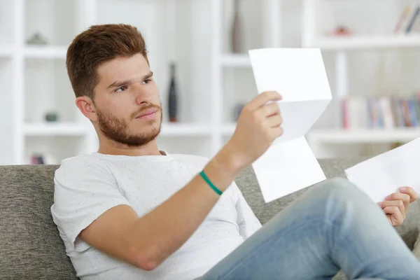 Relaxado Homem Sentado Lendo Documento — Fotografia de Stock