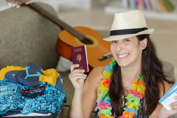 Щаслива Жінка Тримає Паспорт Квитки Подорожі — стокове фото