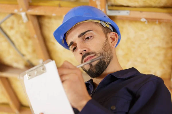 Männlicher Bauarbeiter Arbeitet Mit Klemmbrett — Stockfoto