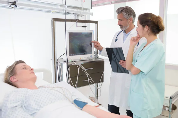 Arzt Und Krankenschwester Besuchen Einen Genesenden Patienten — Stockfoto