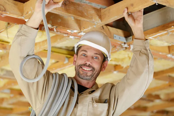 Retrato Construtor Masculino Com Carretel Cabo Ombro — Fotografia de Stock