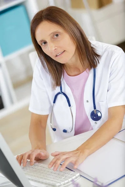 Mujer Médico Escribiendo Ordenador —  Fotos de Stock