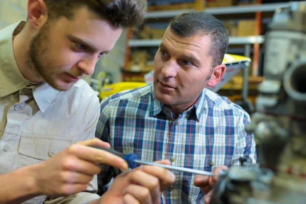 Leerling Tijdens Schroef Met Metalen Moer — Stockfoto