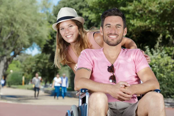 Jovem Casal Cadeira Rodas Passeando Parque — Fotografia de Stock