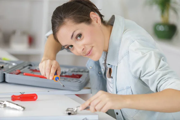 Portret Kobiety Montującej Szafkę Kuchenną — Zdjęcie stockowe