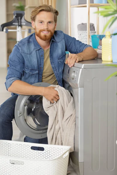 Hombre Con Cesta Lavandería Sosteniendo Tela Manchada Cocina — Foto de Stock