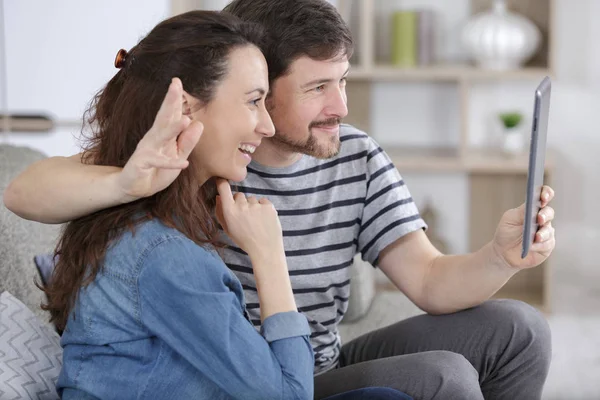 Vacker Fru Och Make Kallar Sin Förälder — Stockfoto