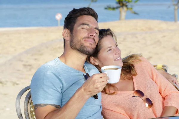 Koppel Ontspannen Met Een Koffie Cafe Aan Het Strand — Stockfoto