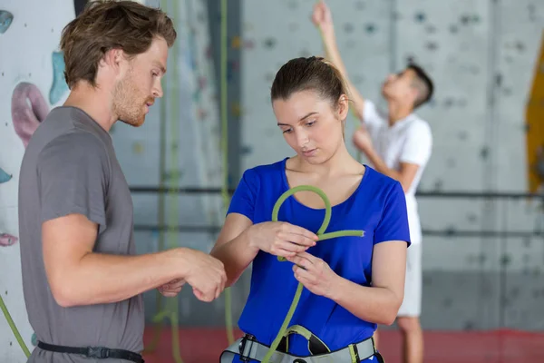 Principiante Arrampicata Parete Che Prova Nodo — Foto Stock